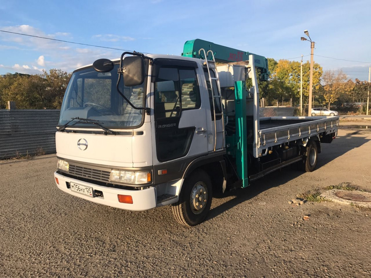 Манипулятор HINO КМУ 3 тонны ranger в аренду в Екатеринбурге круглосуточно